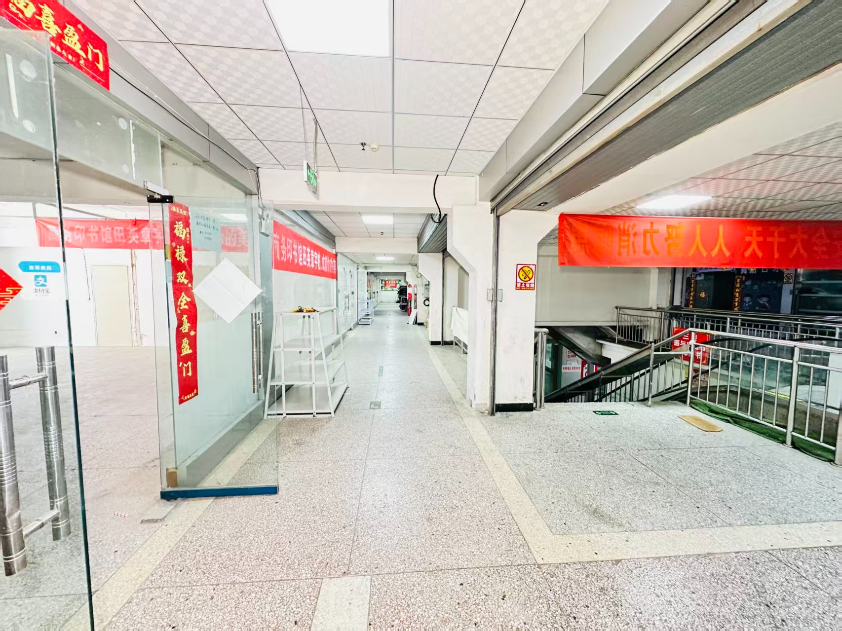 海校路引入人工智能技术应用场景，推动AI与商业、零售、电商、企业服务等领域融合发展。